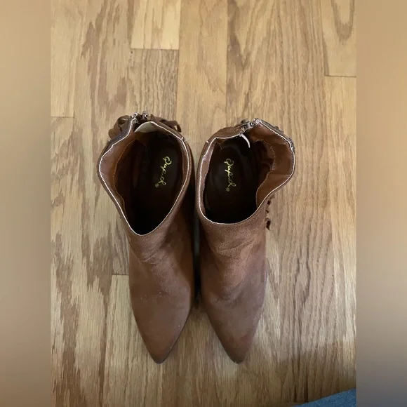 Qupid. Brown Suede Fringe Boots. Size 10. - Picture 9 of 9
